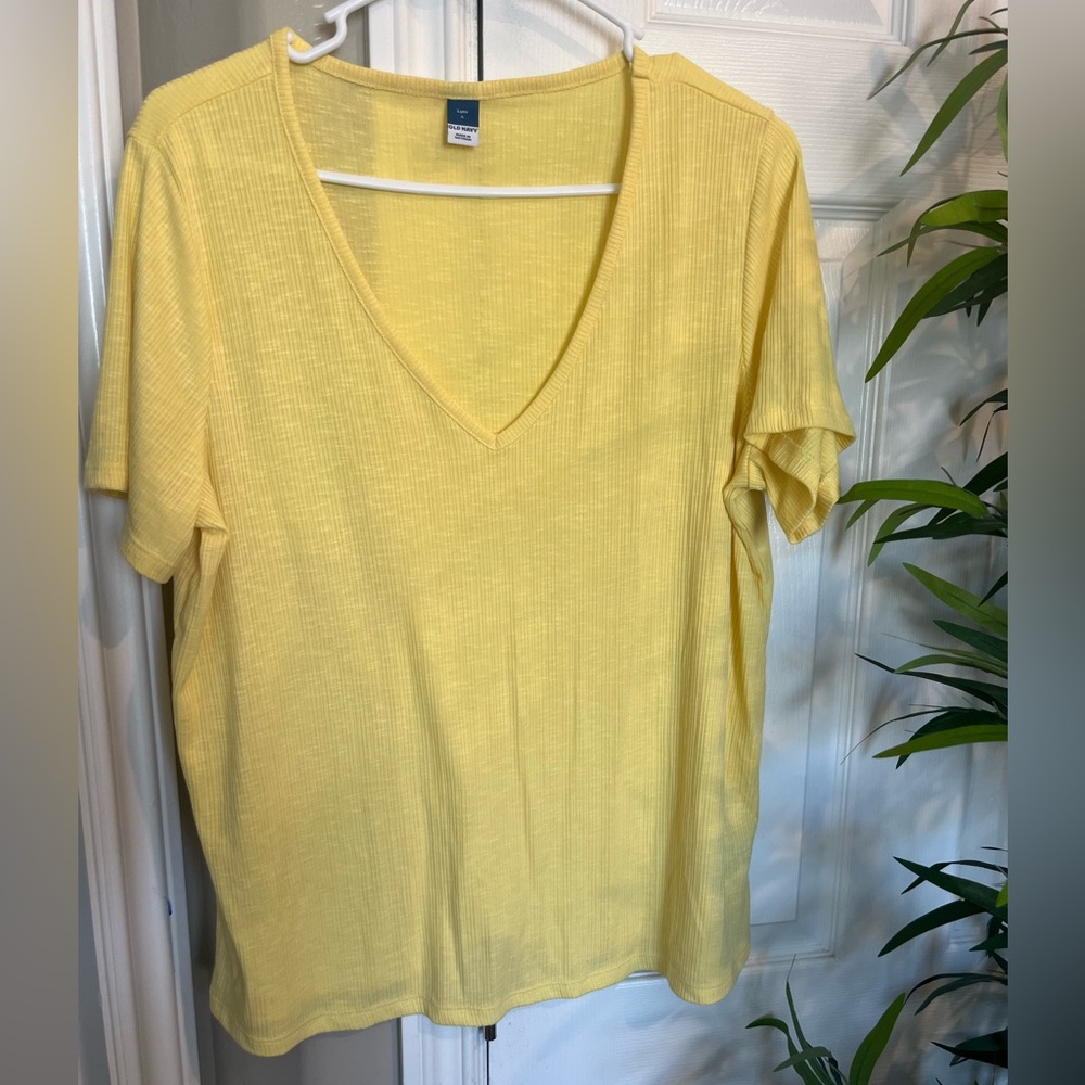 Like new Old Navy v-neck everyday t-shirt